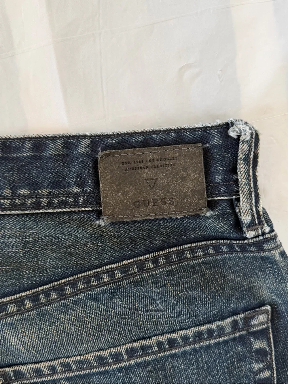 GUESS Robertson Slim Tapered Distressed Jeans 33x32 fits 34x30
